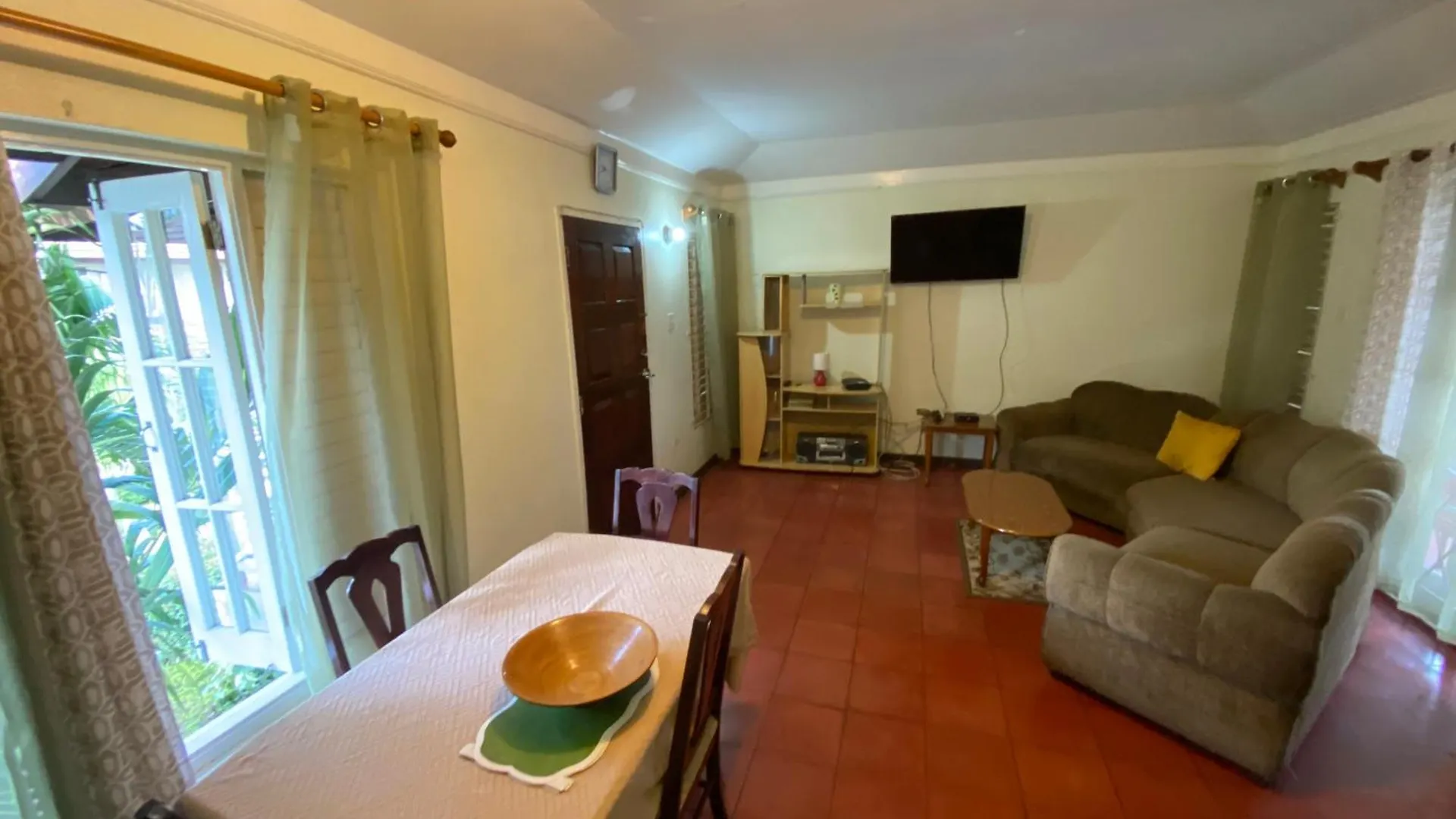 Finest Accommodation Renfrew Place Apt # 37 4--12 Renfrew Place New Kgn Kingston Apartment